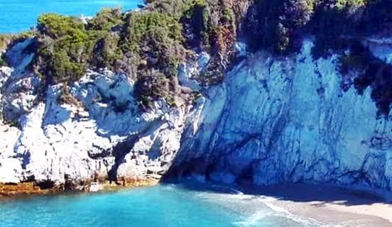 Trovato cadavere sulla spiaggia di Bergeggi, caduta o suicidio?