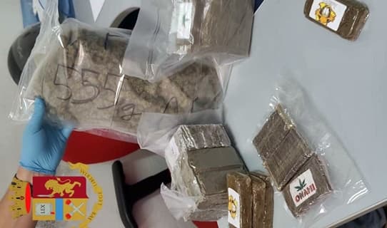 Genova arrestati due corrieri della droga, beccati con 5 chili