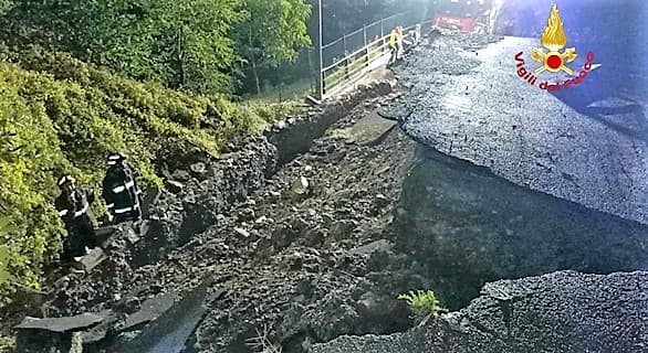 Maltempo a Genova, grossa frana in via Trossarelli