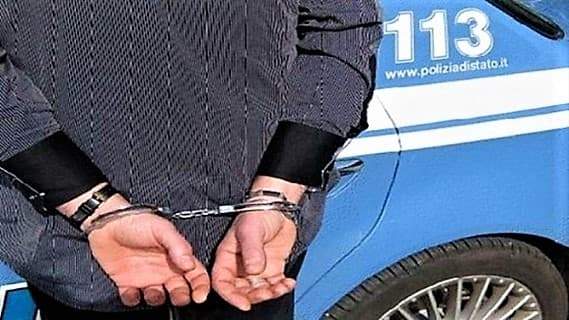 Strattona una anziana e le ruba l’orologio, arrestato ad Alassio