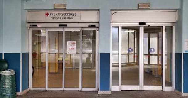 Calci ai poliziotti al pronto soccorso del San Paolo Savona, 25enne arrestato