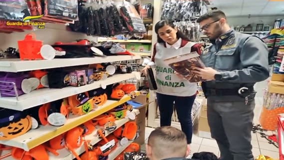 Sequestrati 71 mila prodotti nell’operazione Halloween sicuro ad Asti – VIDEO