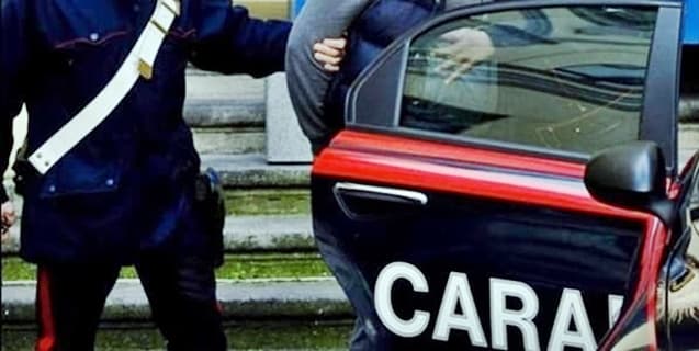 Cerca di strangolare la moglie ora in prognosi riservata, arrestato a Savona