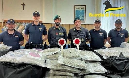 Fermati al confine di Ventimiglia con 153 chili di droga, due arresti