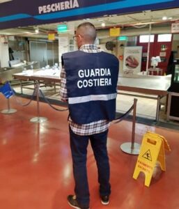 Guardia 1 Costiera Savona sanziona 3 centri commerciali per pesce scaduto