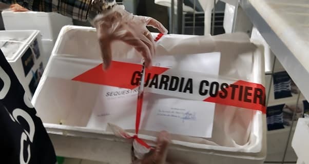 Guardia Costiera Savona multa 3 centri commerciali per pesce scaduto