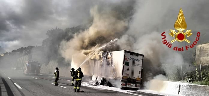 Incendio camion su autostrada 10 verso Savona, chiusa per un’ora