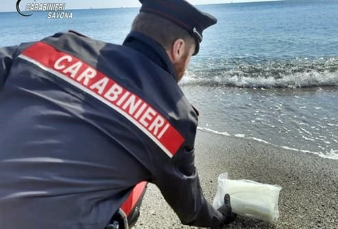 Savona carabinieri recuperano panetto di un chilo di cocaina in spiaggia