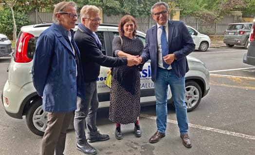 Asl2 Savona riceve donazione auto per malati oncologici da associazione Bastapoco