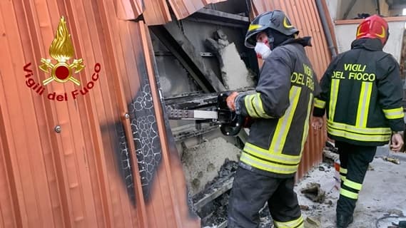 Fiamme sul tetto di una palestra a Genova