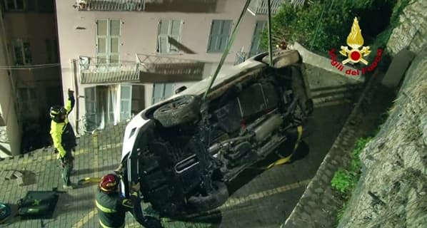 Messa in sicurezza crollo muro a Castelletto, recupero delle 2 autovetture – VIDEO