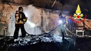 Genova 6 incendio capannone a Molassana