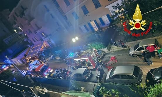 Incendio nella notte in via Gorizia a Genova, due intossicati