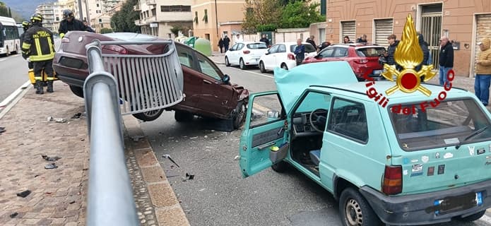 Violento tamponamento a Genova Prà, un ferito