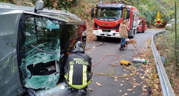 Scontro e cappottamento tra auto a Davagna sulle alture di Genova