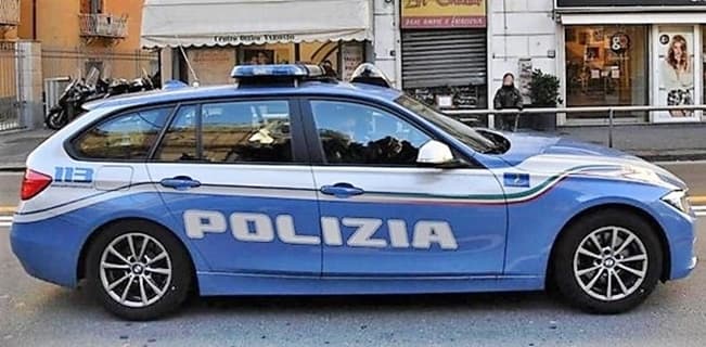Esercente blocca rapinatore nel negozio in via Casaregis a Genova