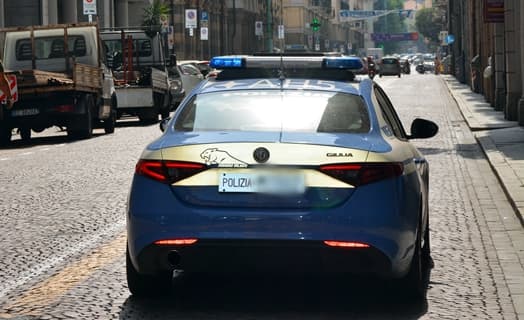 Rubano la borsa su auto ferma all’incrocio in centro a Savona, due arrestati