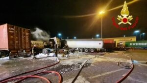 A fuoco 1 un mezzo pesante trasportante Gpl a Genova Prà