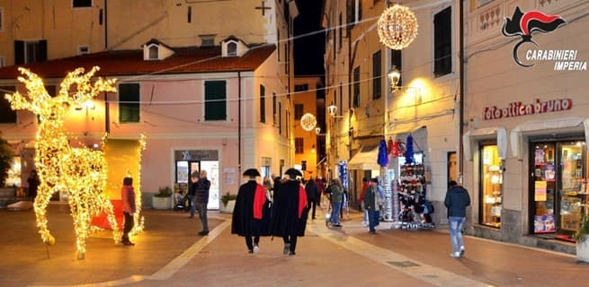 Carabinieri di Imperia pattugliano il centro in grande uniforme