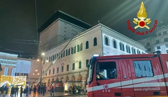 Vigili del fuoco recuperano drone su tetto in piazza De Ferrari a Genova