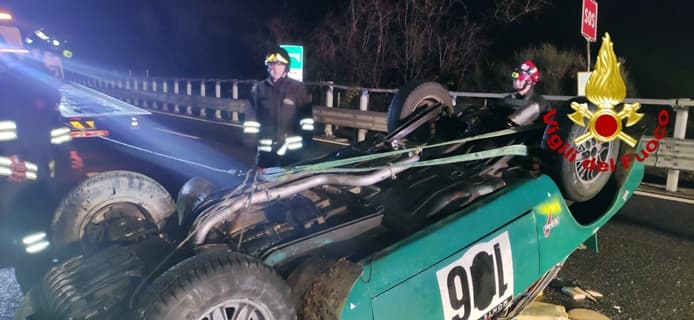 Incidente sulla A10 Savona Genova auto d’epoca si ribalta