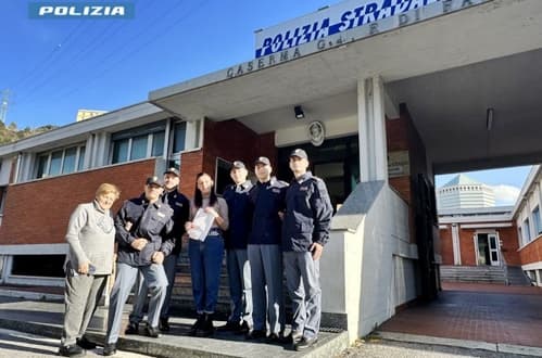 Nuovi agenti di fine corso in aiuto ad una famiglia a Genova
