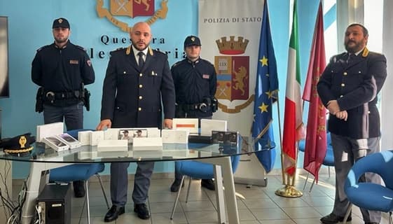 Vende materiale tecnologico contraffatto, 26enne arrestato ad Alessandria