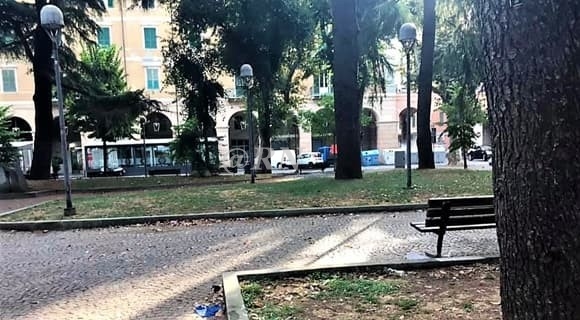 Savona, trovato un cadavere tra le auto in piazza del Popolo