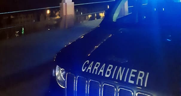 Vuole buttarsi da un ponte, salvato dai carabinieri