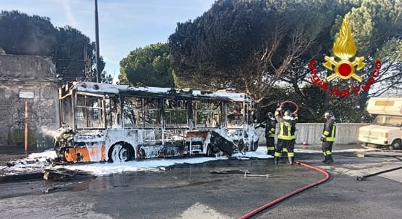 Brucia un autobus al Belvedere sopra Genova Sampierdarena