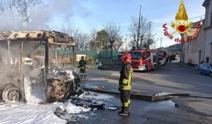 Brucia un autobus al Belvedere sopra Genova Sampierdarena 3