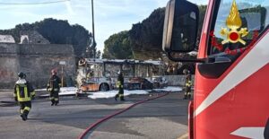 Brucia un autobus al Belvedere sopra Genova Sampierdarena 4