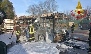 Brucia un autobus al Belvedere sopra Sampierdarena 5