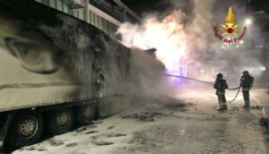 Camion incendiato sulla A10 a Varazze 1