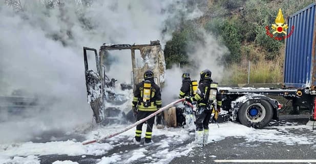 Incendiato un mezzo pesante sulla A10 a Varazze