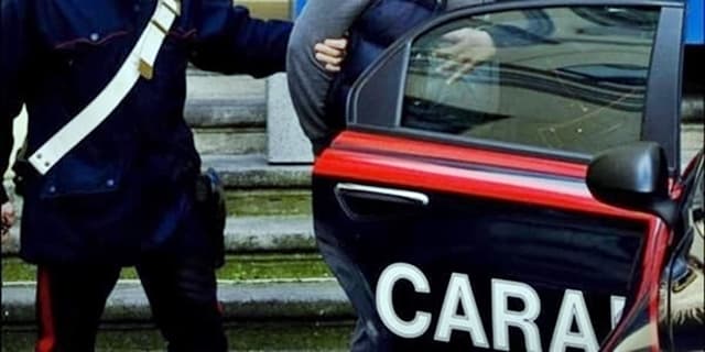 Savona tenta di ammazzare l’ex moglie, agguato nel portone con un cric