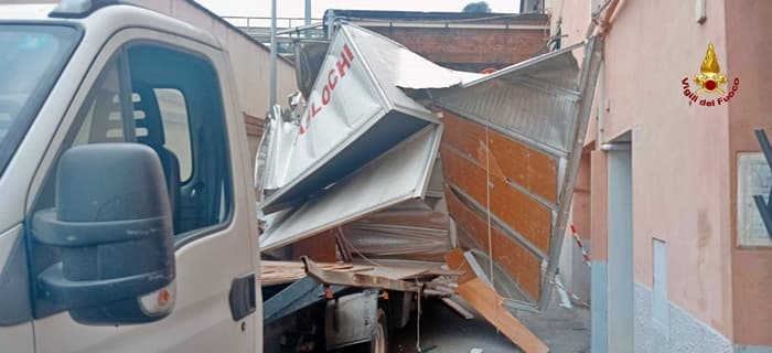 Furgone incastrato nel voltino ferroviario di via Lemerle a Genova