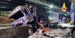 Genova camion arance distrutto dalle fiamme 1