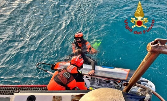 In difficoltà windsurfer soccorso dai Vigili del fuoco a Genova