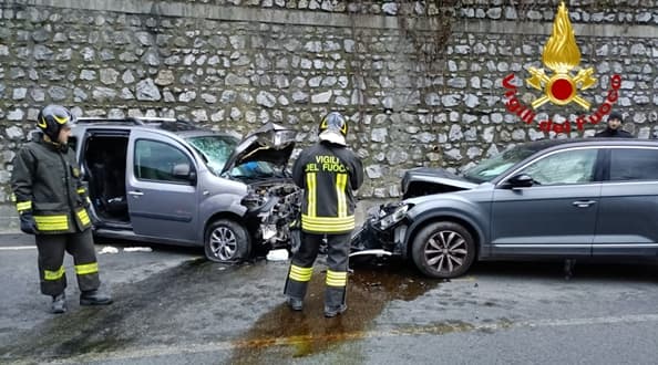 Frontale tra due auto nell’entroterra di Genova, sette persone ricoverate