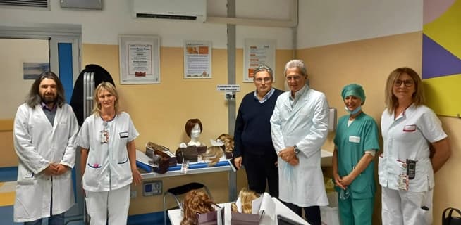 Lilt Savona dona 10 parrucche per le pazienti della Breast Unit di Asl2