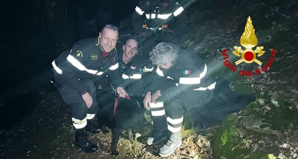 Maggie insegue la pallina ai laghetti di Nervi, soccorsa dai Vigili del fuoco