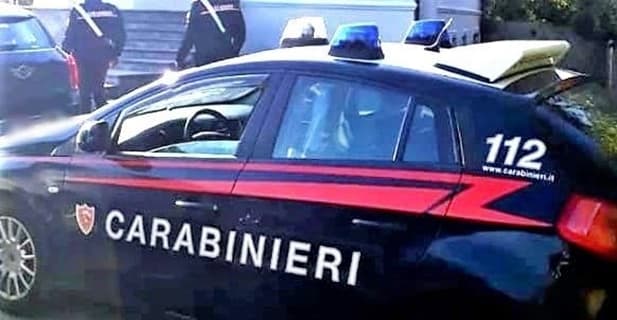 Ruba capi di abbigliamento in un negozio in centro a Savona