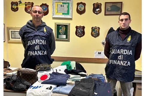 Savona denunciato venditore abusivo, abbigliamento con marchi contraffatti