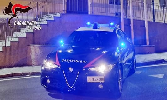 Savona coltello in mano minaccia la compagna, fermato con il taser e arrestato