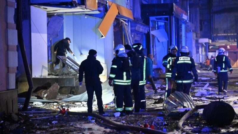 Ucraina, raid di droni russi in tutto il Paese: diverse vittime. Trump: “Situazione difficile”