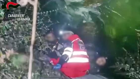 Tenta il suicidio due carabinieri si gettano nel fiume e lo salvano – VIDEO