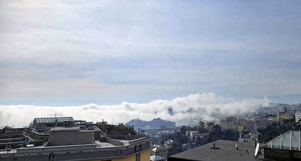 La nebbia marina caligo ieri sulla Liguria, inizia la primavera