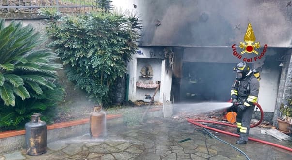 Disabile nell’auto incendiata salvata dal vicino, intervento Vigili del Fuoco Genova