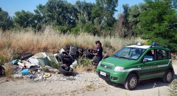 Abbandono rifiuti a bordo strada: 4 denunciati e 2 autocarri sequestrati